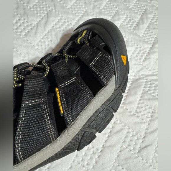 Keen Newport H2 Men Size 9 Black All Terrain Close Toe Activewear Sporty Sandals